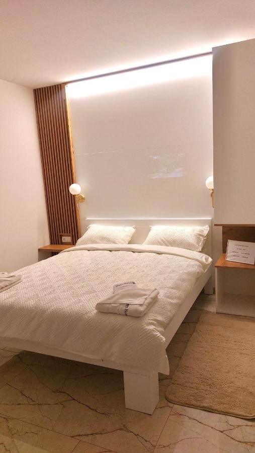 AIRPORT APARTMANI HAPPY HOUSE free parking & early check-in - B&B Surčin