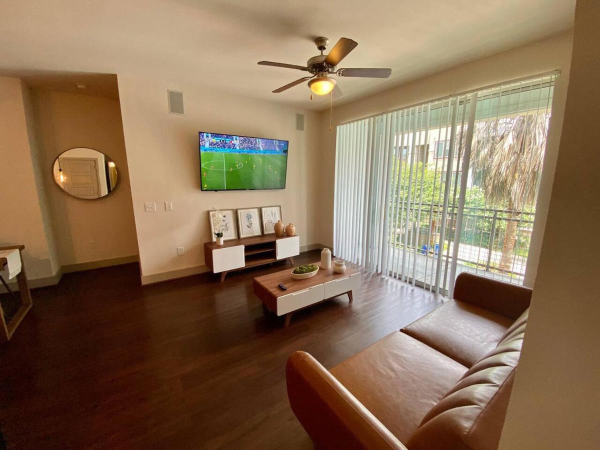 Westchase Modern Longterm pool view 2B2B King - B&B