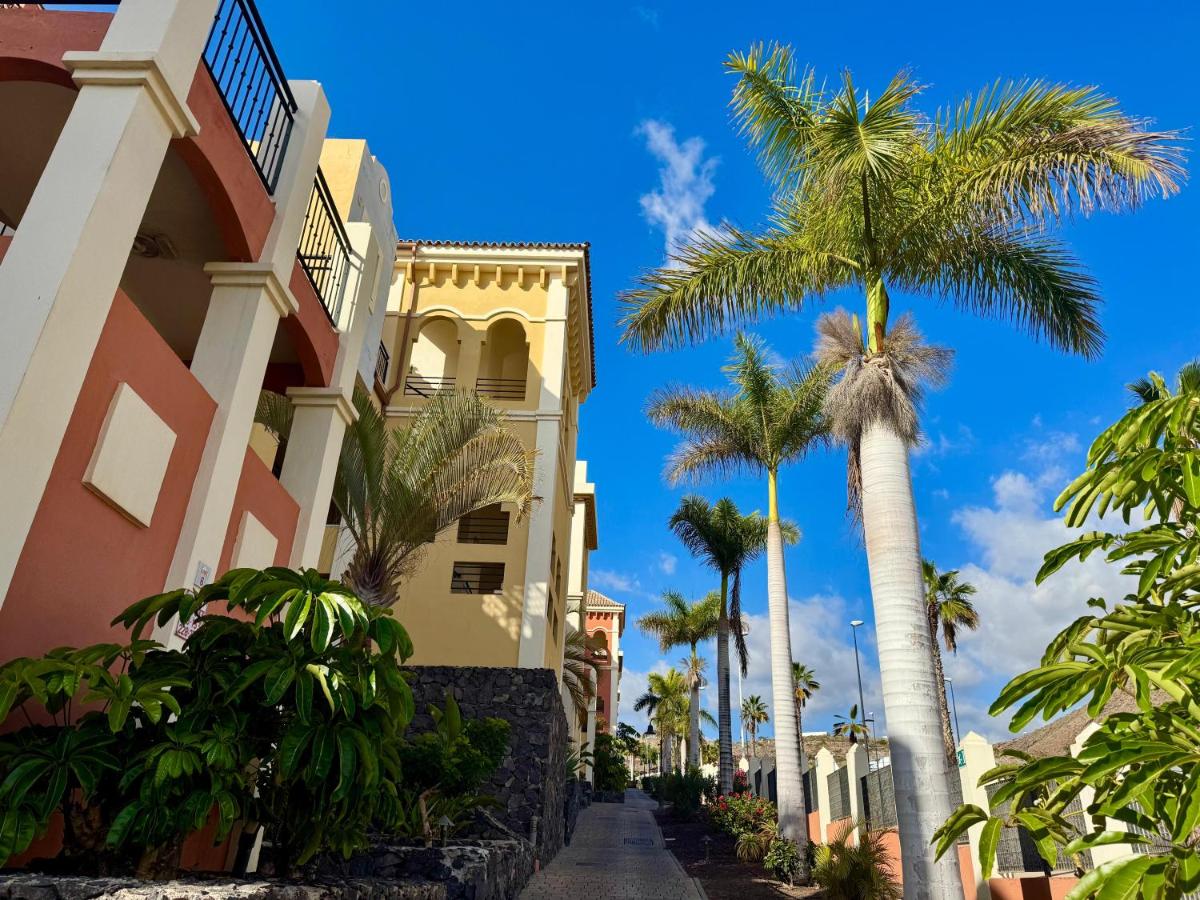Prime Las Americas Getaway - Apartment with Huge Private Terrace & Pool Access - Chambres d’hôtes Los Cristianos