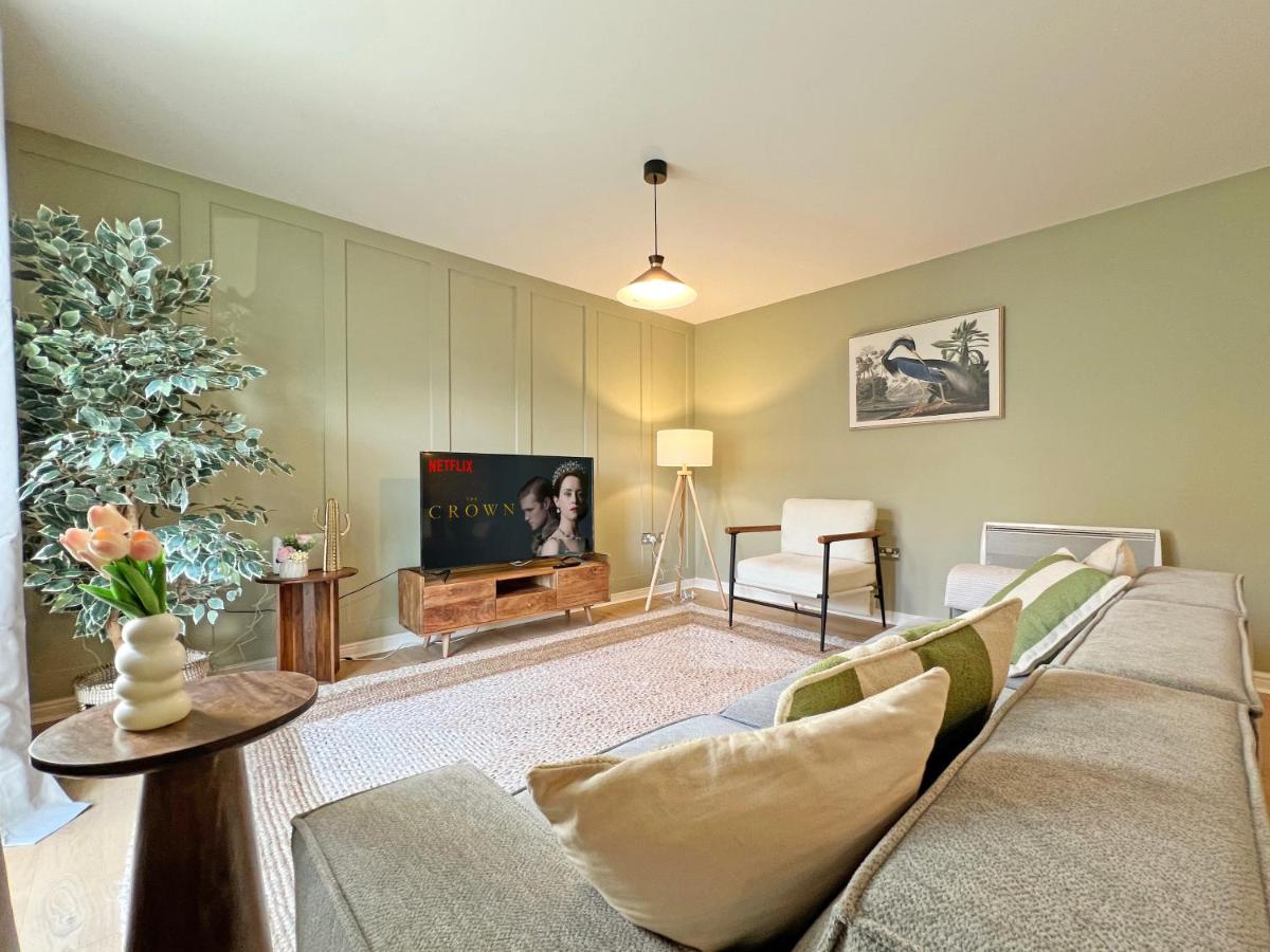 Prime Windsor Location 3 Bedroom Apartment with Free Private Parking - Chambres d’hôtes Windsor