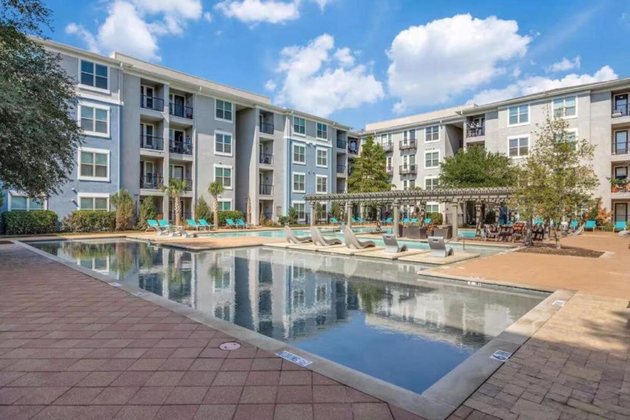 Chic 1BR Frisco Stay, King & Sofa, Pool & Gym - B&B