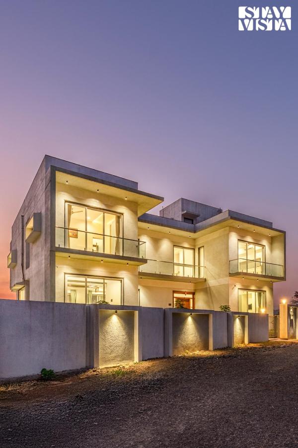 StayVista at Horizon Villa with Pool & BBQ - B&B Karjat