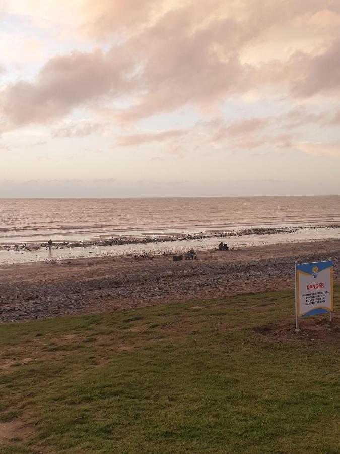 Sea Breeze Retreat 2 Bedroom Pet Friendly Caravan in Clarach Bay - B&B