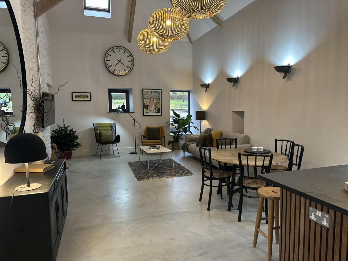 Beudy at Pentrecelyn - a gorgeous barn conversion with hot tub - B&B Carmarthen