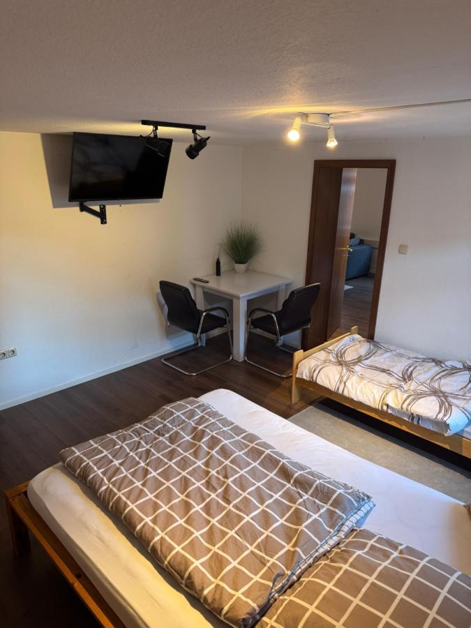 Tweepersoonskamer met 2 Aparte Bedden en Gedeelde Badkamer