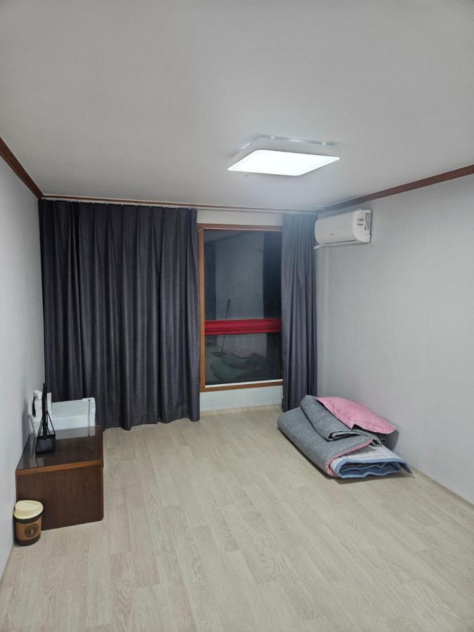 Mark Minbak - B&B