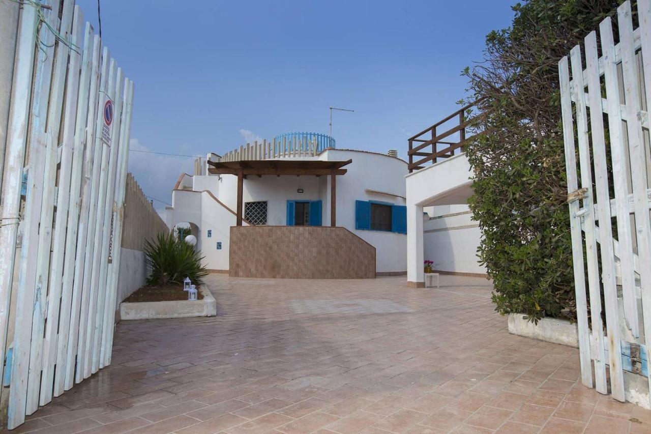 Villa Azzurra con piscina e con vista mare fronte Spiaggia Specchiarica di San Pietro in Bevagna - Chambres d'hôtes Torre Colimena