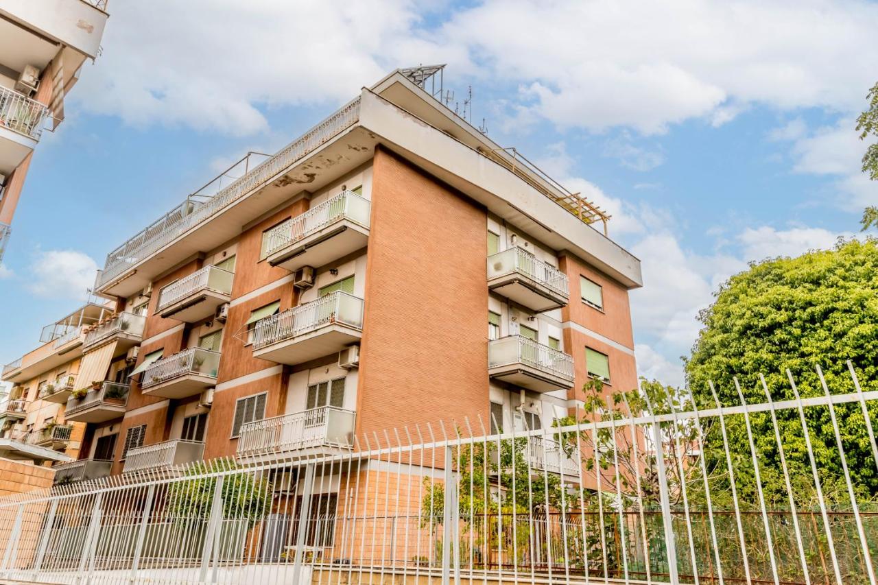 Herons bright apartment close Metro Station - B&B Rome