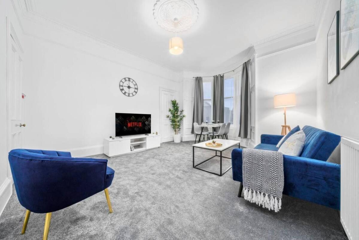 Cheerful 2 Bedroom Homely Apartment, Sleeps 4 Guest Comfy, 2x Double Beds, Parking, Free WiFi, Suitable For Business, Leisure Guest, Paisley, Near Glasgow Airport, Near Glasgow City Centre - Bed and Breakfast Paisley