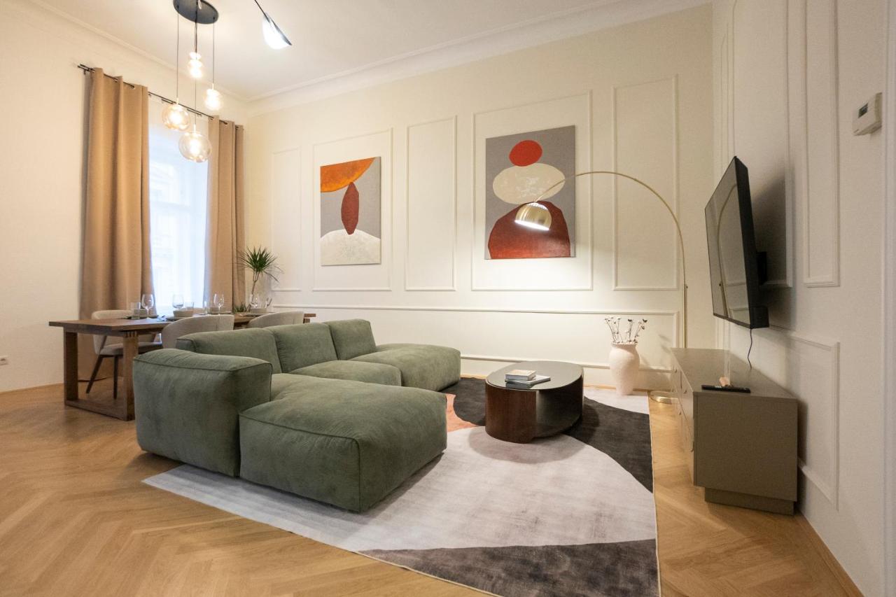 Elegant 2BR Apt near Parliament, Self 24h Check-in - Ferienwohnung Wien