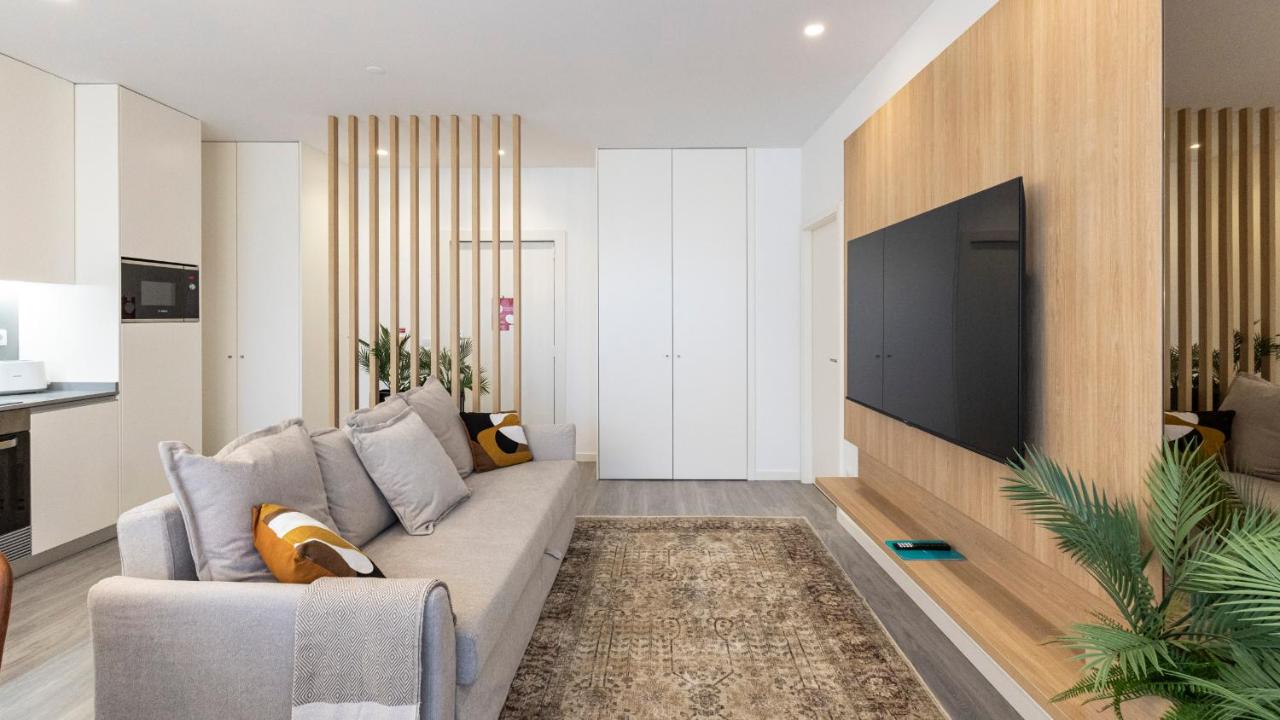 Bright 2BR Flat near Praça da Galiza by LovelyStay - B&B Porto