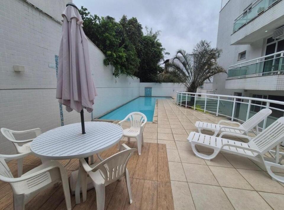 Apartamento confortável e com Piscina a 900 m da praia de Itacoatiara - Chambres d’hôtes Niterói