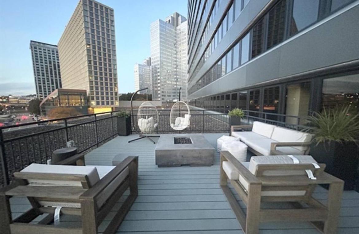 Vibrant Luxury PRIME LOCATION 24-7 Onsite Parking Gym Lounge - Chambres d’hôtes
