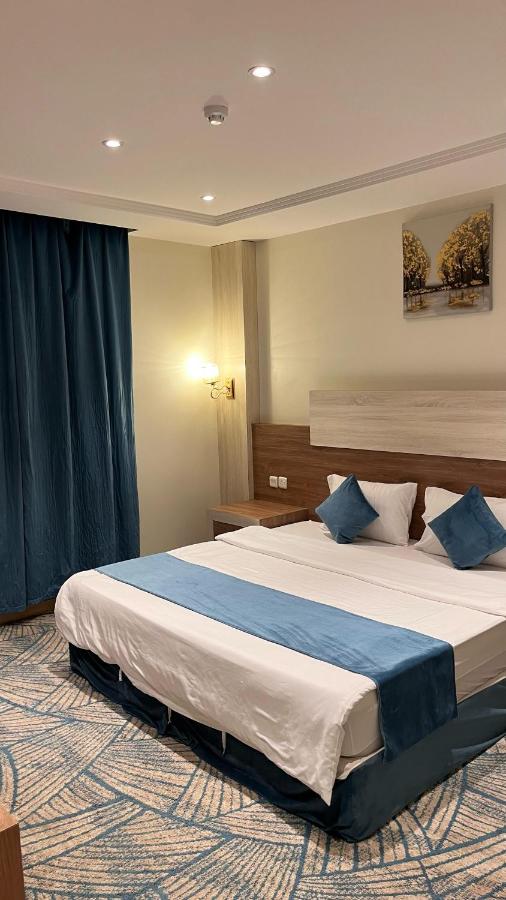 Deluxe One-Bedroom Apartment