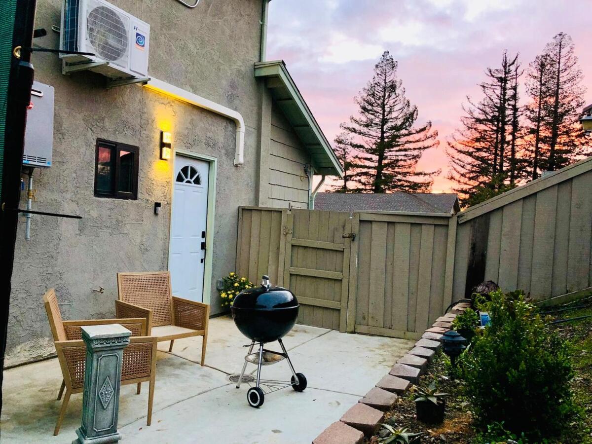 New Beautiful Contemporary Home in Pinole Hill - B&B