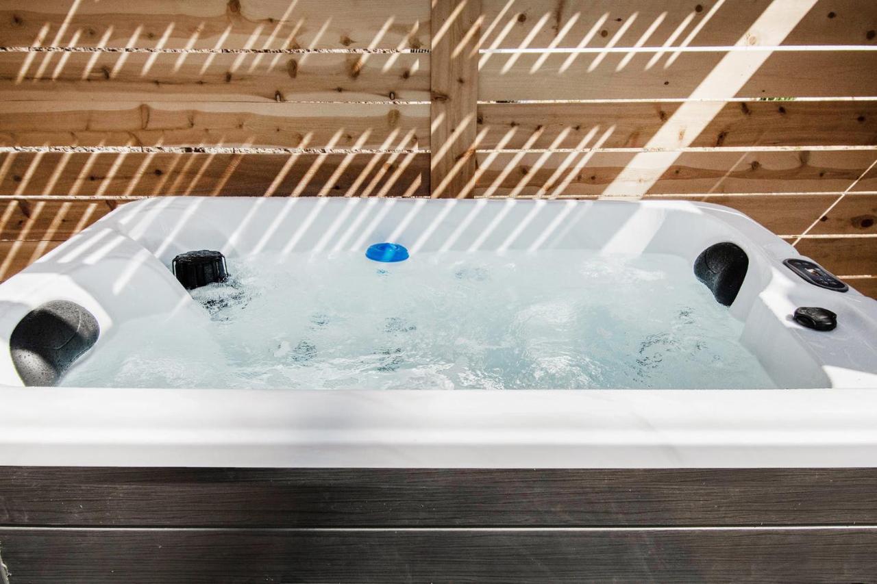 Modern Lux King Suite, cozy Hot tub & Central Omaha! - Bed and Breakfast Omaha