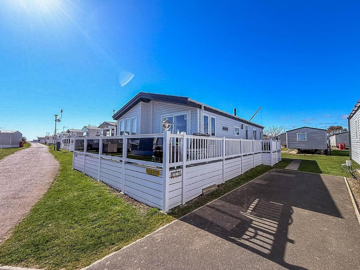 Beautiful 4 Berth Lodge With Free Wifi At Pakefield Holiday Park Ref 68019Cr - B&B