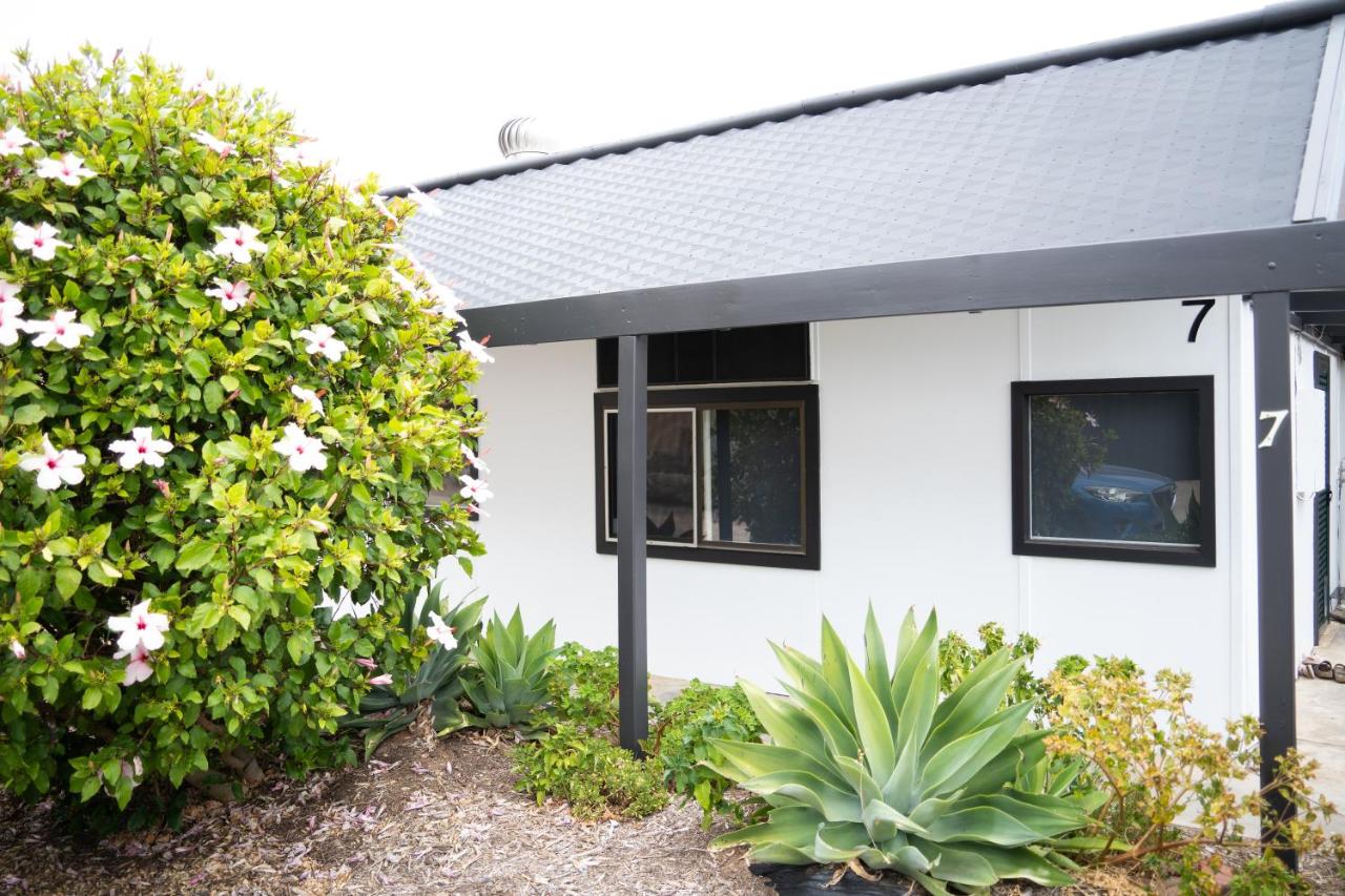 Lady Bay Beach House - seconds from the sand - B&B