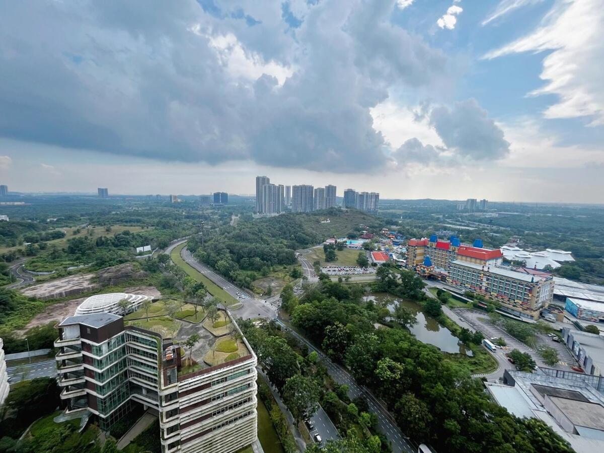 Afiniti Residence-3MinWalk-Legoland,Gleneagles Hospital&Mall of Medini with Board&Console Games - B&B