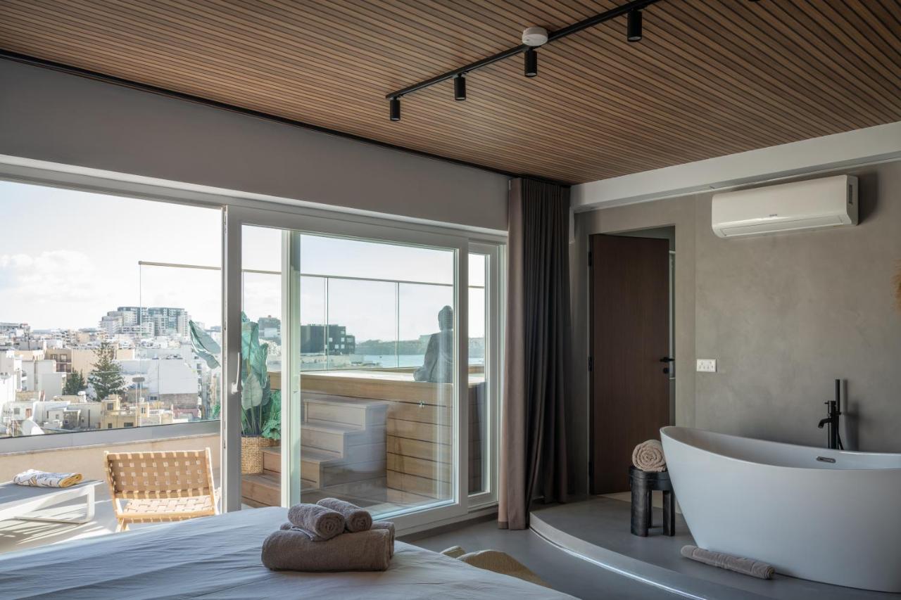 2br luxury penthouse and apartment, each with a terrace, private pool and Valletta views - B&B Sliema