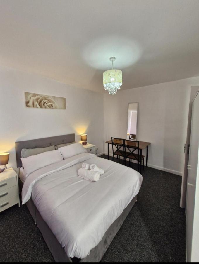 Spacious 3-Bed Home -Private Garden & free Parking - Ferienwohnung Coventry