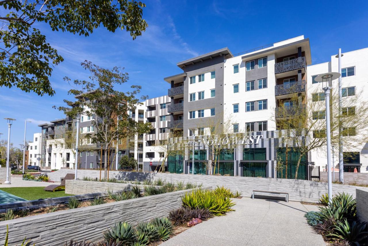 Heart of North Hollywood 2 bed Apt FREE parking, hot tub, pool, gym - B&B