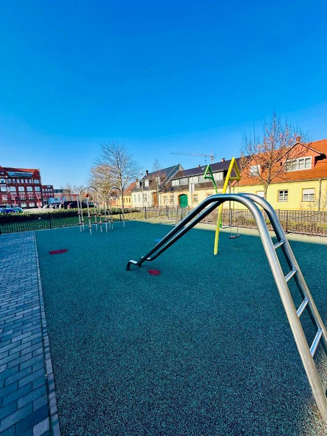 Apartment Am Spremberger Turm, 65qm, 2 Schlafzimmer, Küche, Parkplatz, Balkon, Waschmaschine - Chambres d'hôtes Cottbus