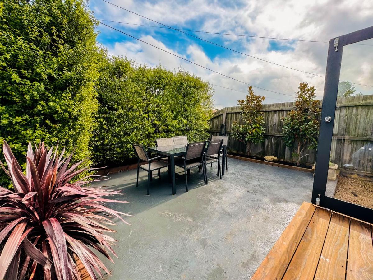 Three-Bedroom Stylish & Cosy Retreat with Courtyard, Near Geelong - Ferienwohnung