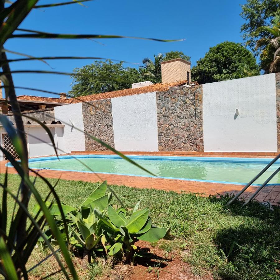 Quarto privado em casa com piscina compartilhada e a 6 minutos do centro da cidade - B&B