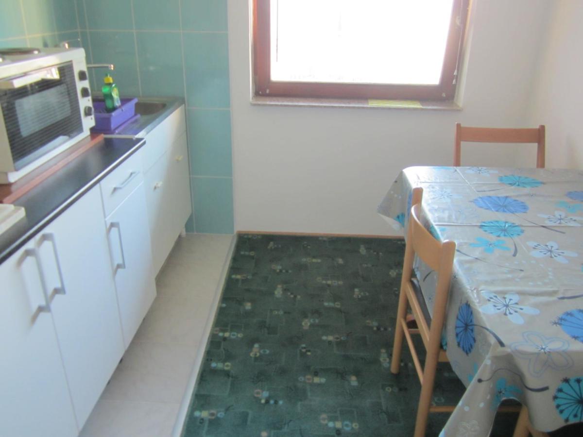 Habitación con cama grande y balcón