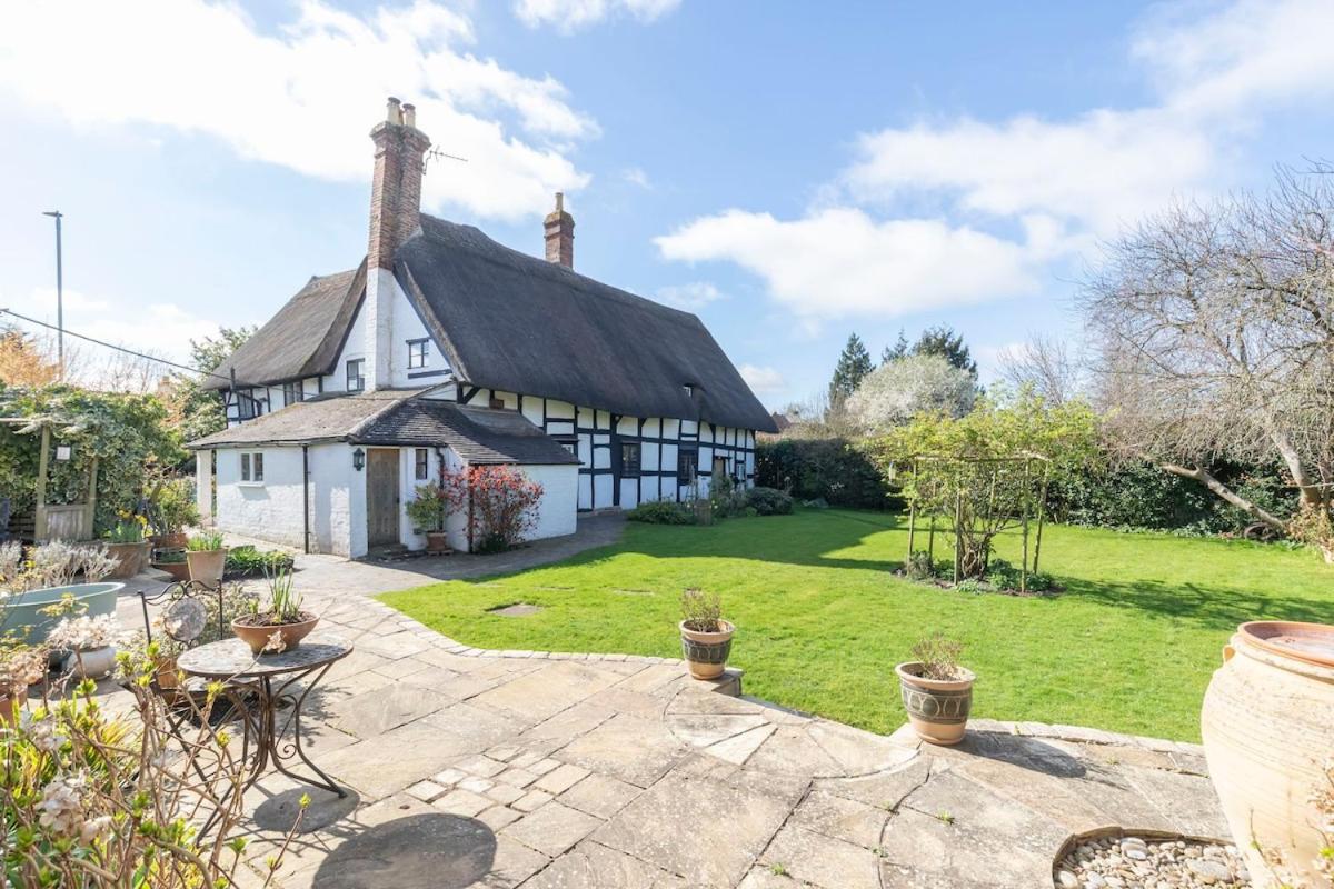 Beautiful 4 Bedroom Cotswold Thatched Cottage - Chambres d’hôtes Down Hatherley