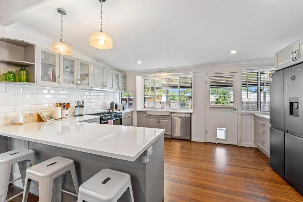 Beach House with Fire Pit and Pizza Oven - B&B Pialba