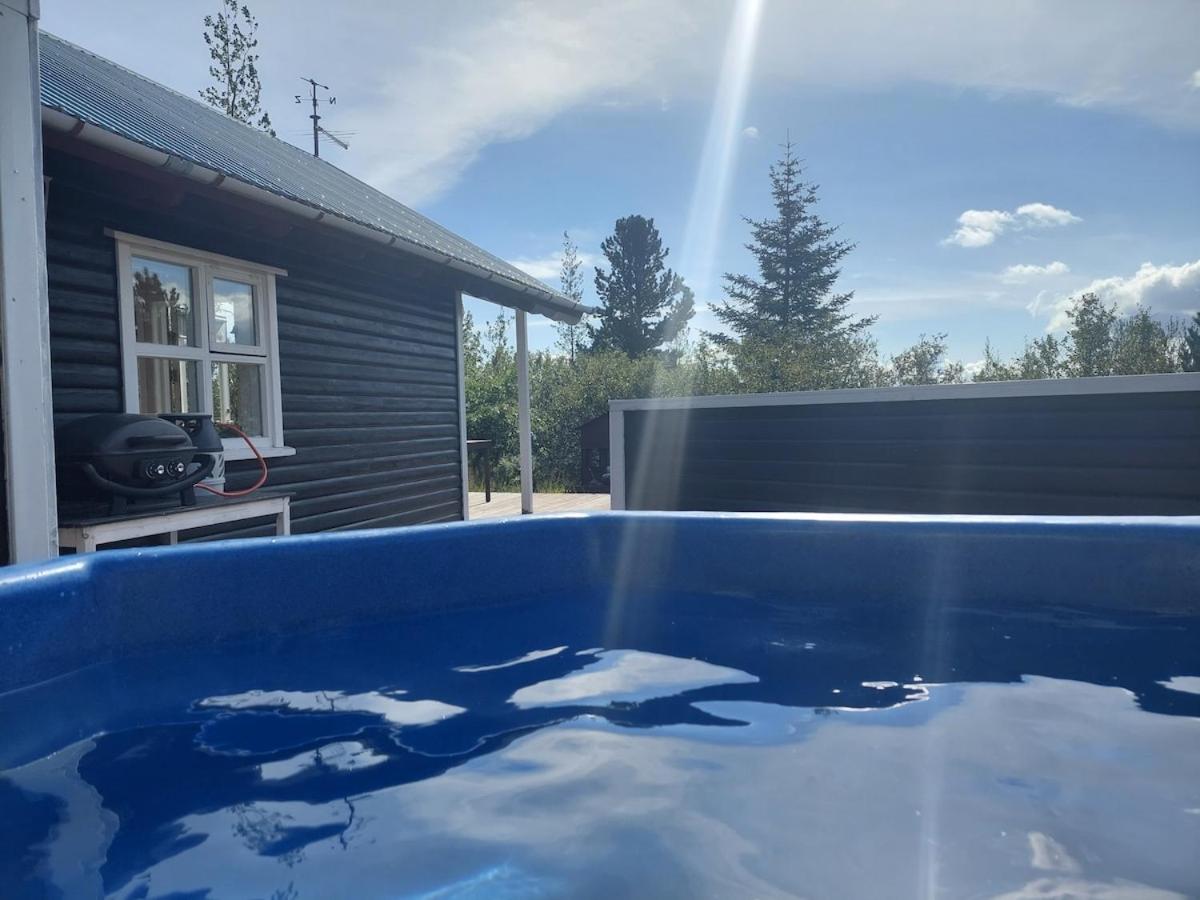 Cozy cabin, hot tub, beautiful nature - B&B Selfoss