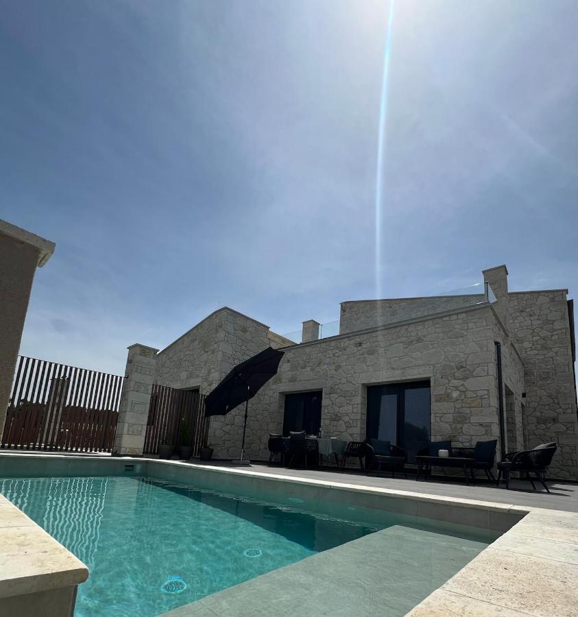 Exclusive new villa with private pool - 4BR - Ferienwohnung Néa Fókaia