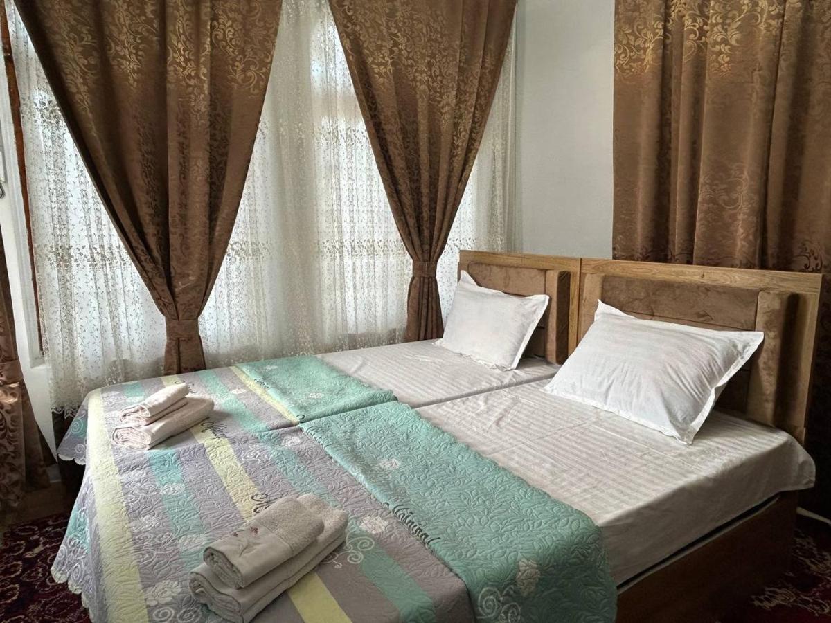 Tweepersoonskamer met 2 Aparte Bedden en Eigen Badkamer