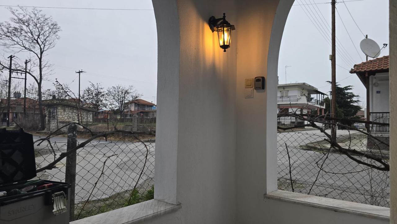 Family-friendly apartment in a village house with 4K NETFLIX and Fast Internet, 30 mins away from Thessaloniki - Bed and Breakfast Géfyra