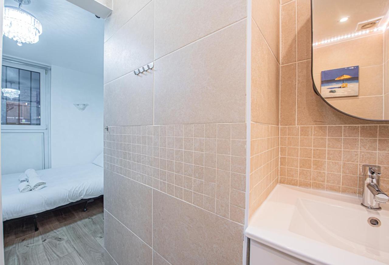 Lovely 3 bed house with Garden - B&B London