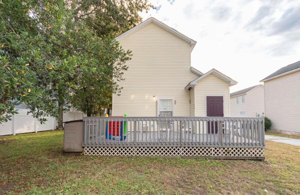 Beach Vibes Villa - 3 Bedrooms in prime location near beach with private yard! - B&B Myrtle Beach