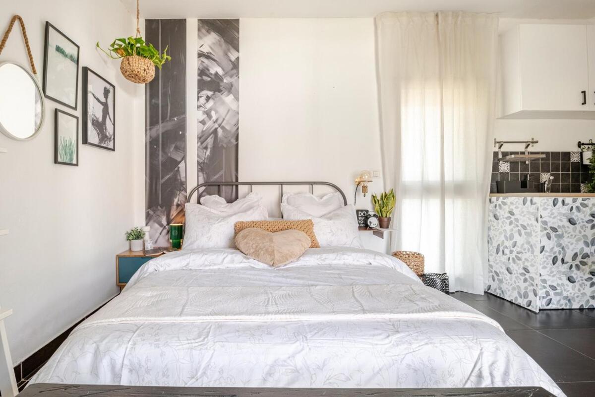 Cozy Givat Ada Countryside Stay - B&B Giv‘at ‘Ada