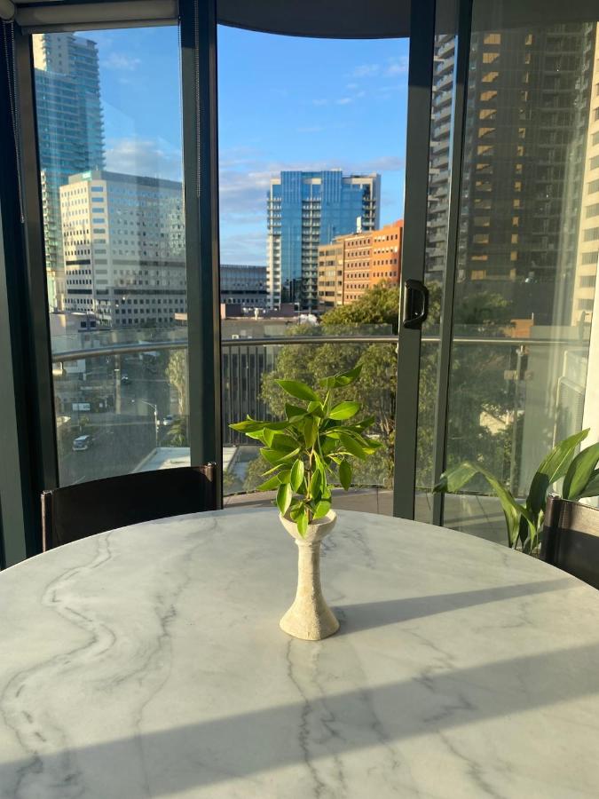 Light-Filled Apartment with City Views, Office & Parking - Chambres d’hôtes Melbourne