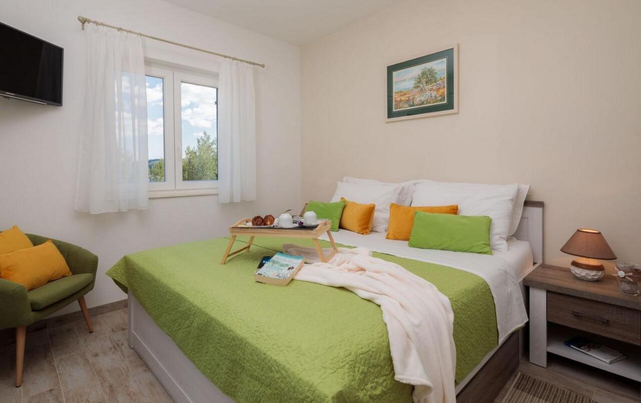 Seafront Villa Noah with heated pool - B&B Pridraga