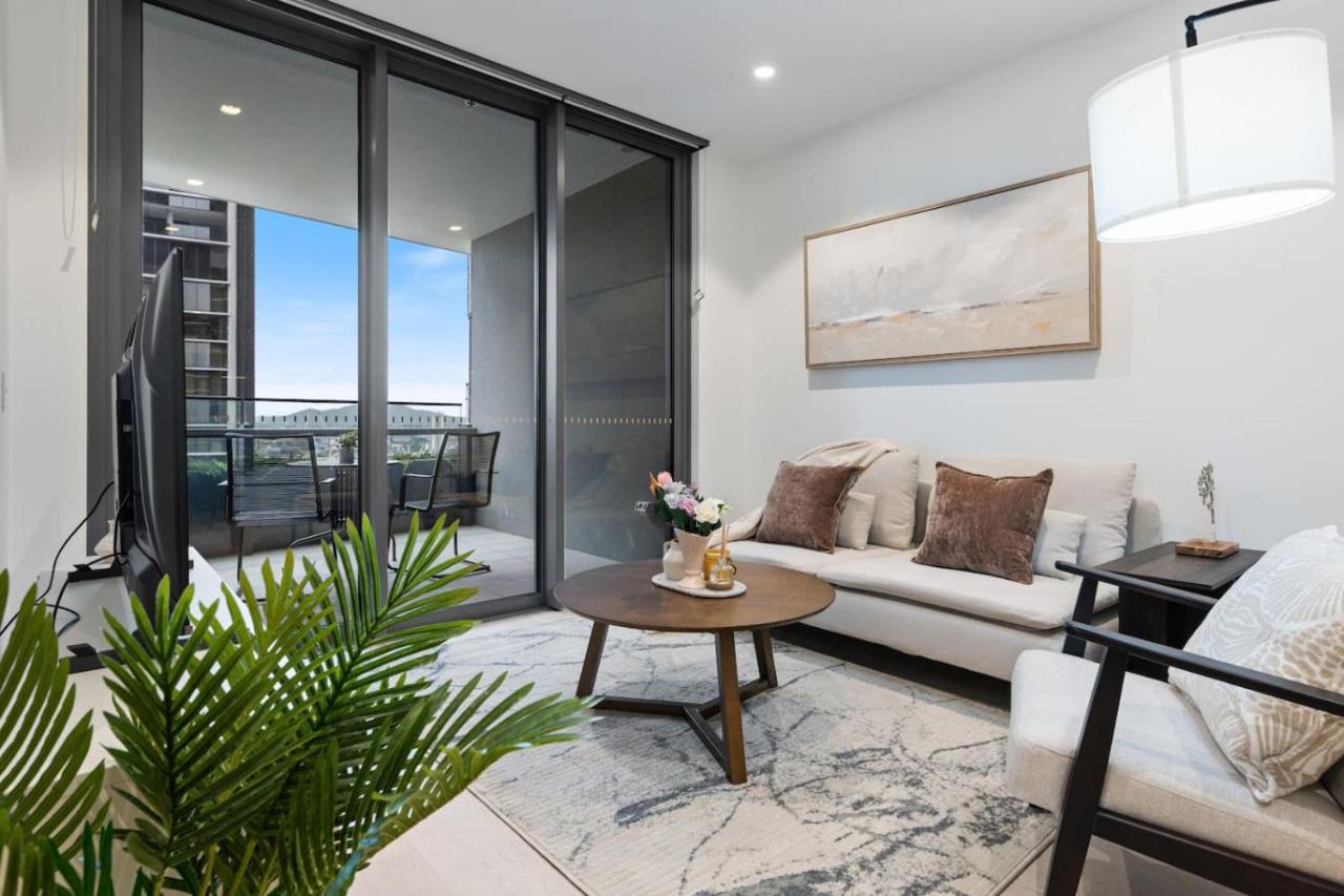 Designer 2 Bed in Queens Wharf Riverfront CBD Gem - Bed and Breakfast Brisbane