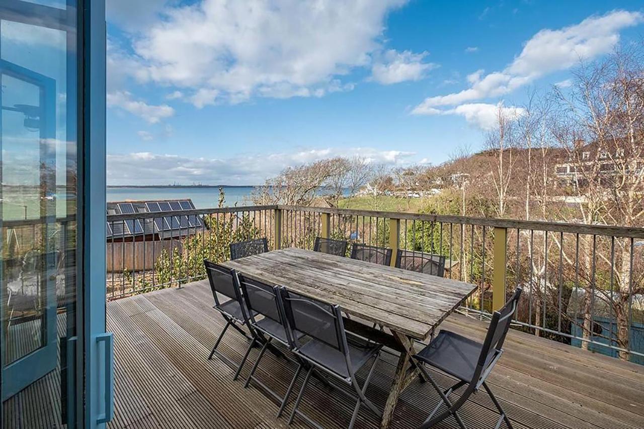The Deck House - Stunning Chalet in Gurnard with Solent Views and Terrace - B&B
