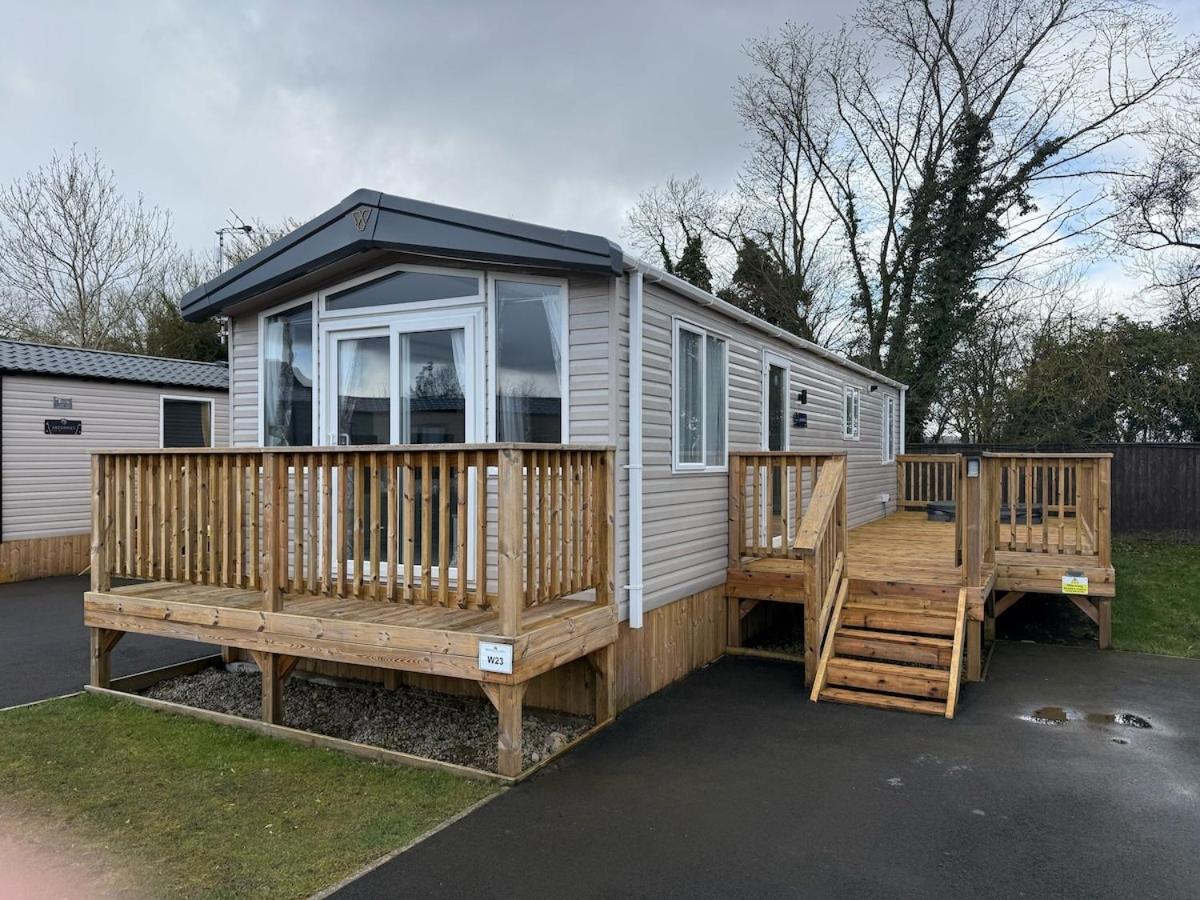 Grey Goose Lodge with hot tub at Brickyard Lakes - B&B Amotherby