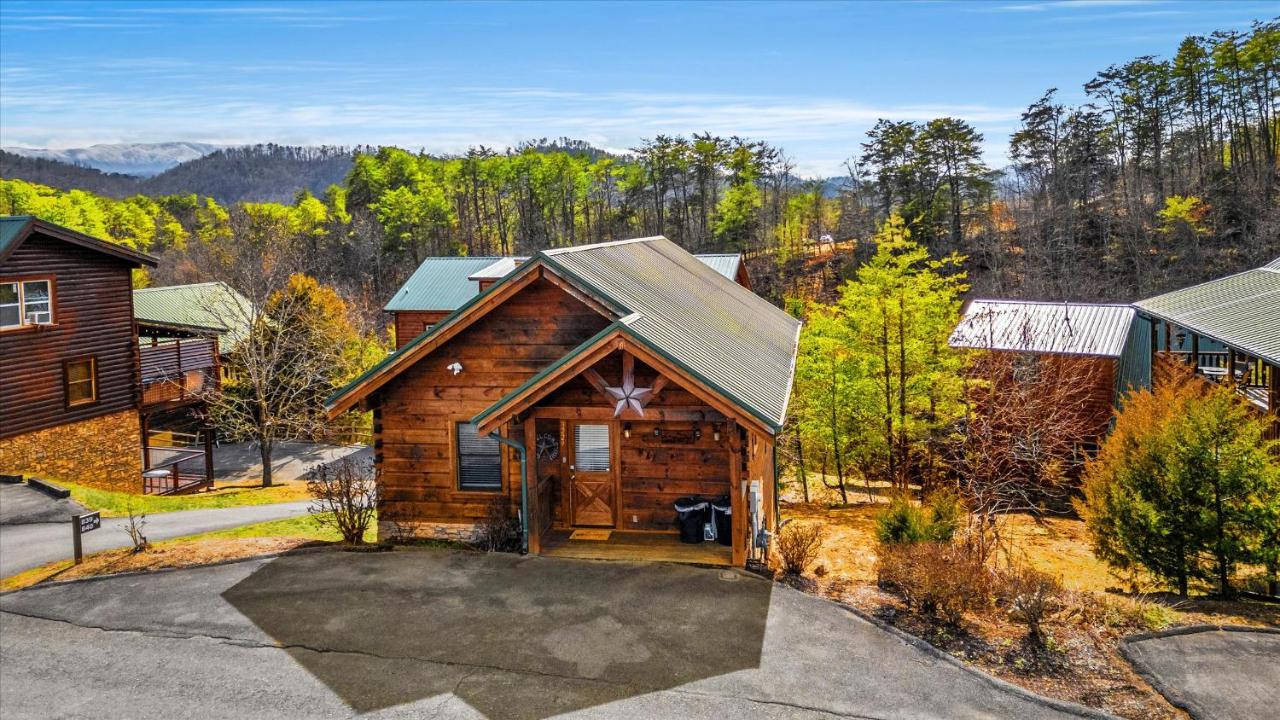 Starry Mountain View- Hot Tub - Pool Table - Prime Location - Bed and Breakfast Pigeon Forge