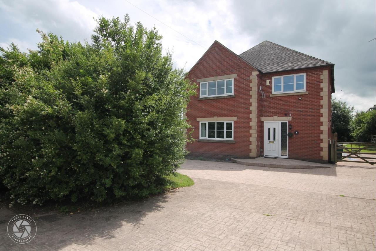 Home with HotTub near AltonTowers & Waterworld sot - B&B