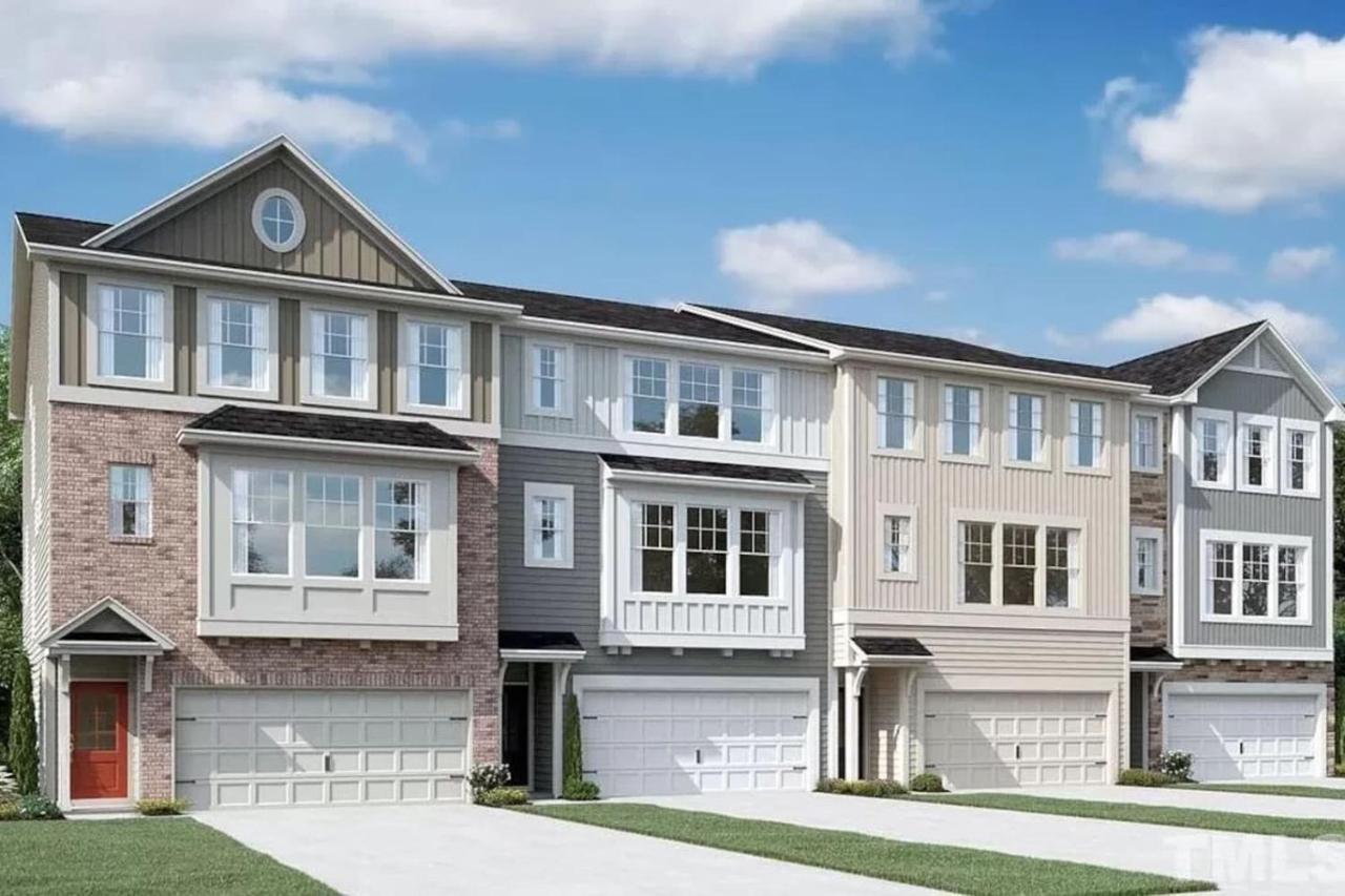 The Villas Xanadu Brand New near RDU Airport with Heated Indoor Pool Gym - Bed and Breakfast Durham