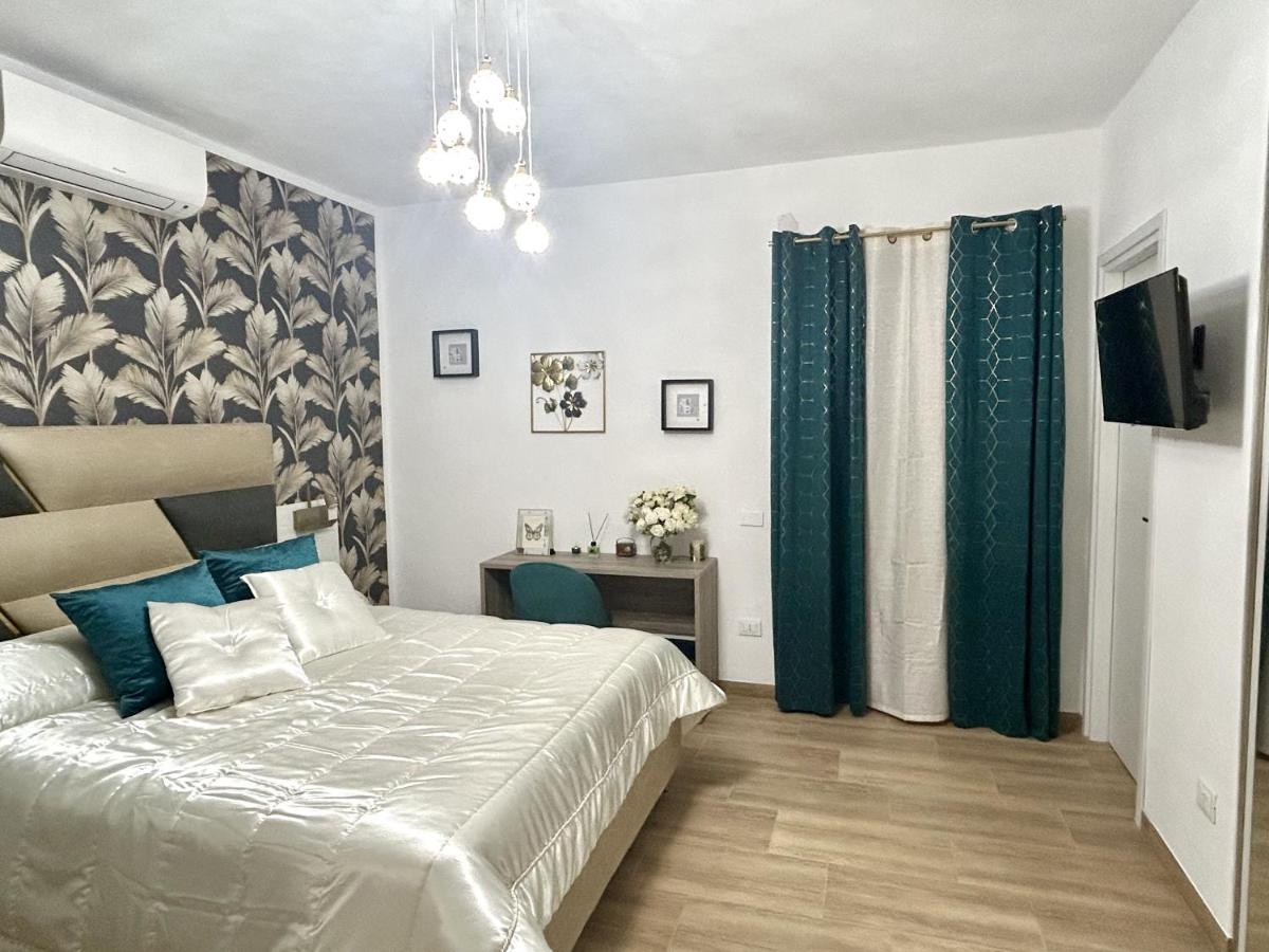 Zimmer mit Kingsize-Bett und Whirlpool