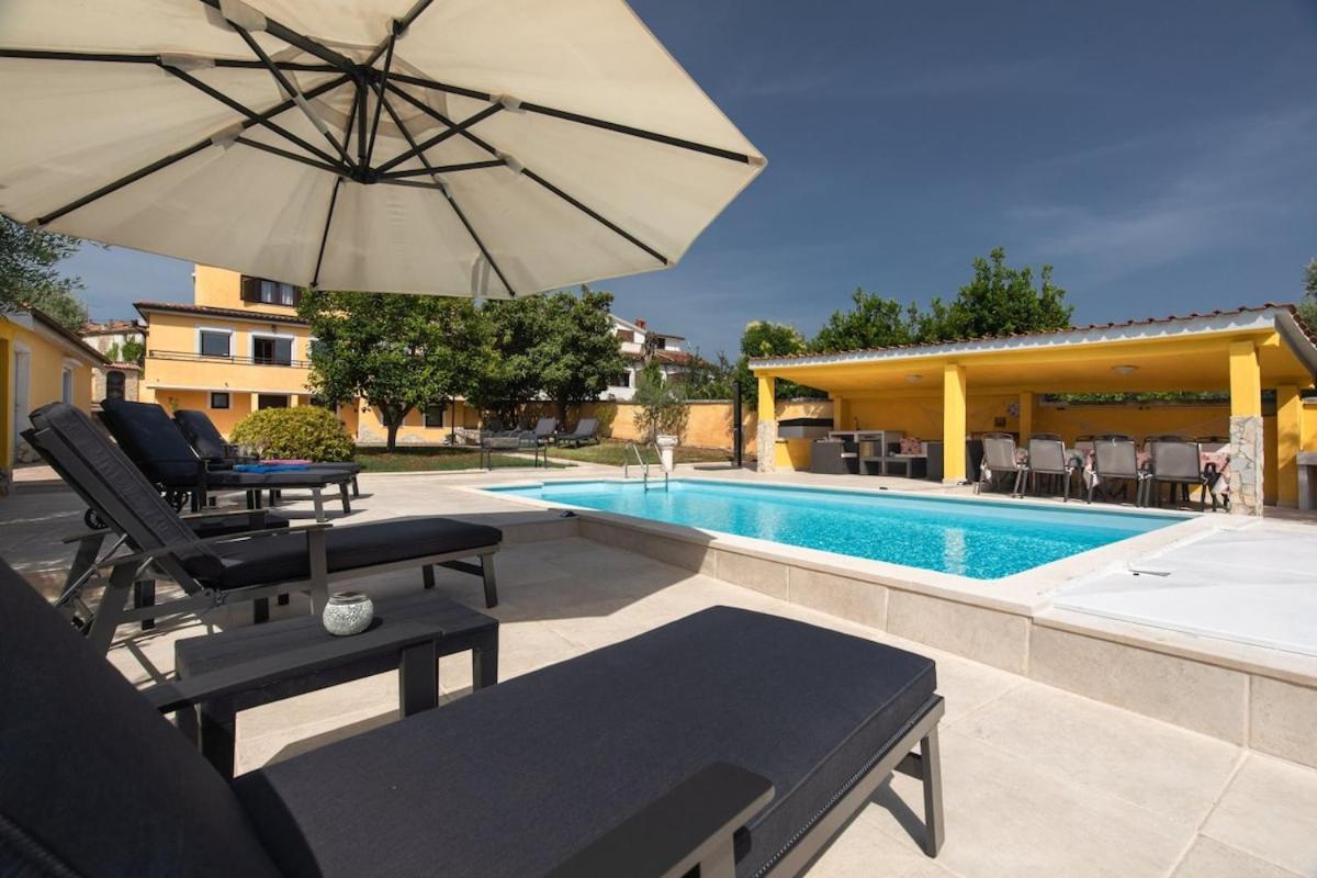 Luxury Villa for 14 People near Poreč - Bed and Breakfast Žbandaj