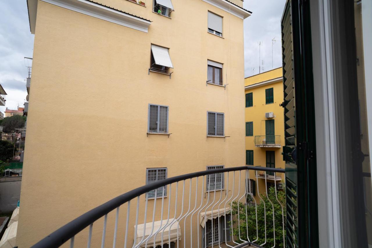 Comfort and metro 2 steps away, perfect for 3 guests - B&B Rome